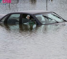 o-to-dien-bi-ngap-nuoc-can-lam-gi