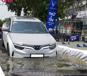 o-to-dien-bi-ngap-nuoc-moi